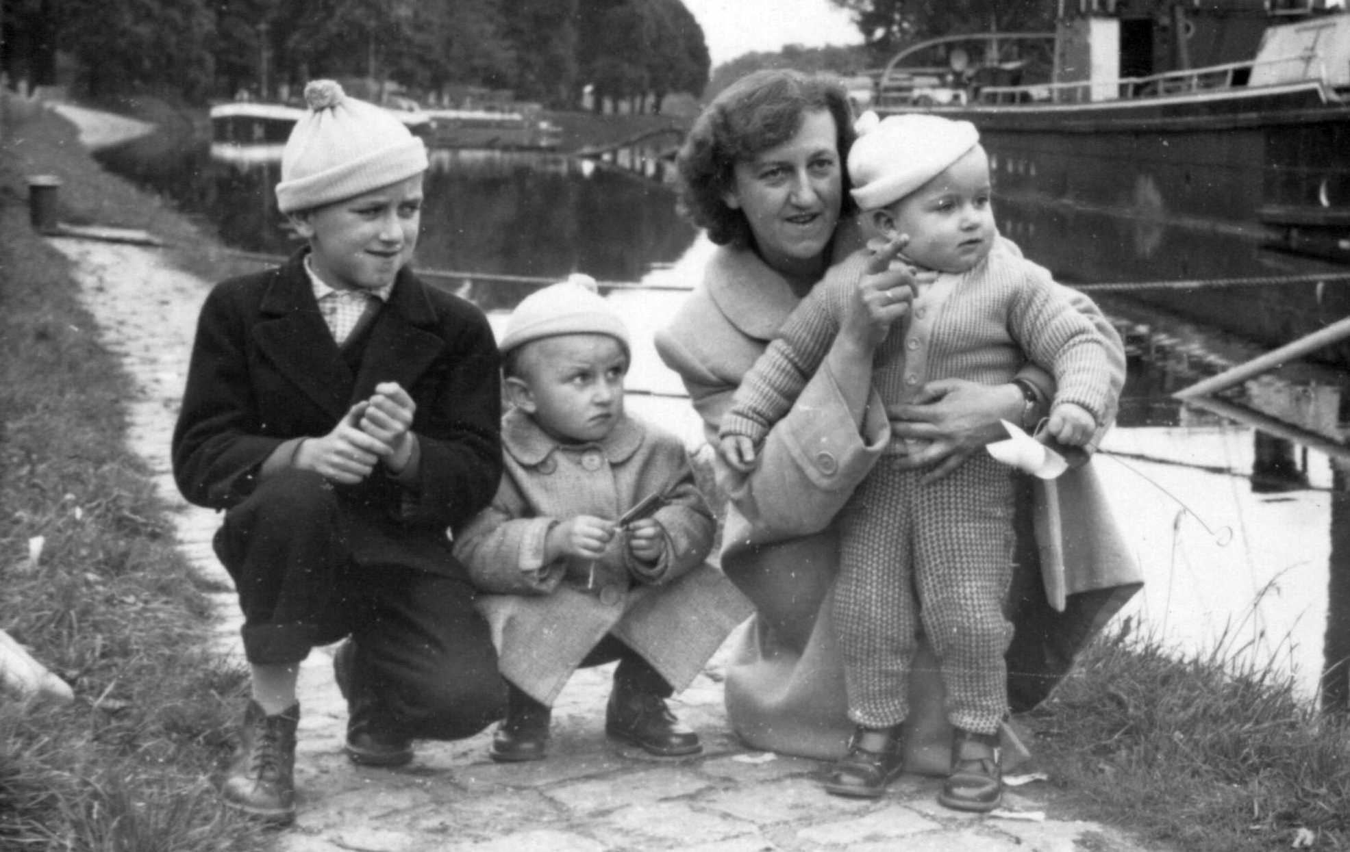 port w Nowej Soli. Janina Rosińska z synami